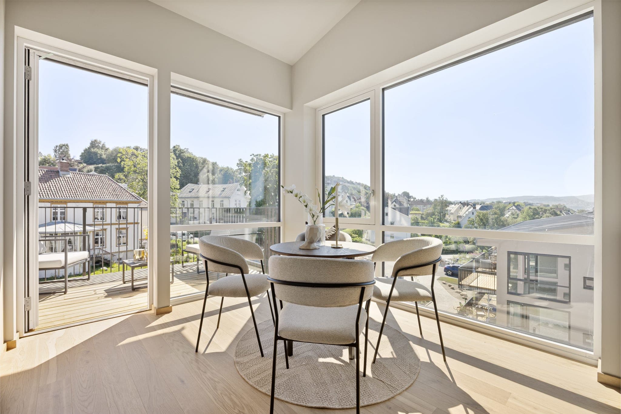 Lyst leilighetsinteriør med panoramavinduer