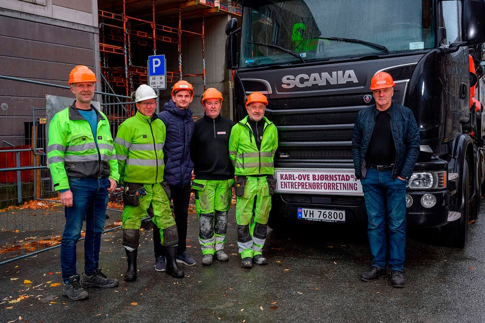 KOBEs entreprenørlag foran Scania-lastebil