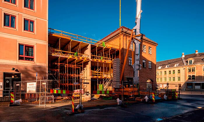 Bygg under renovering med stillas